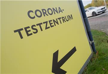 Symboldbild: Ein Schild mit dem Schriftzug "Corona-Testzentrum" weist auf ein mAbstrich-Zentrum hin. Foto: Sauer/dpa