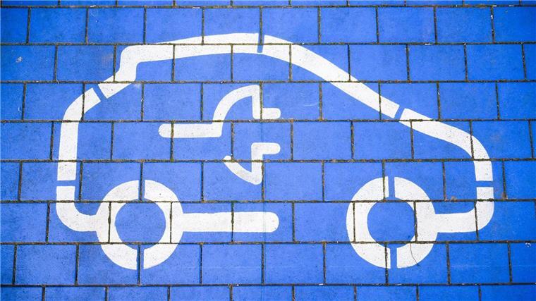 Analyse zur E-Auto-Wende: Mercedes besser, VW fällt zurück Symbole markieren Ladeplätze an Schnellladesäulen für Elektroautos in der Region Hannover.