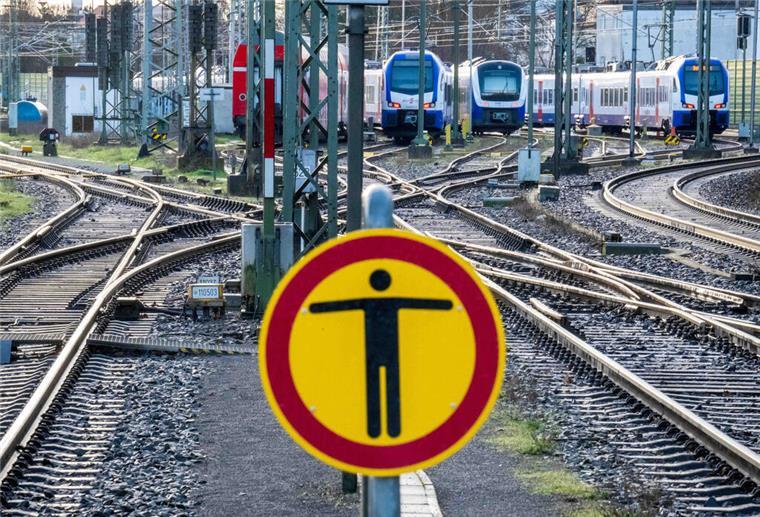 Weltkriegsbomben: Bahnstrecke bei Bremen gesperrt Symbolfoto: Abgestellte Züge auf den Gleisen vor dem Bremer Hauptbahnhof.
