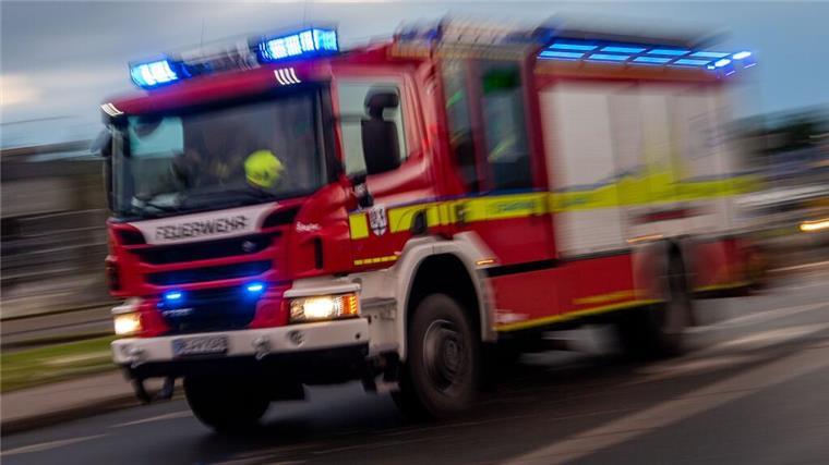Feuer in der Nachtschicht bei Omnipac: 90 Einsatzkräfte und 15 Verletzte Das Foto zeigt ein schnell fahrendes Feuerwehrauto. Das Bild dient zur Bebilderung eines Berichtes über einen Brand bei Omnipac in Elsfleth.