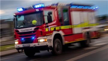 Das Foto zeigt ein schnell fahrendes Feuerwehrauto. Das Bild dient zur Bebilderung eines Berichtes über einen Brand bei Omnipac in Elsfleth.