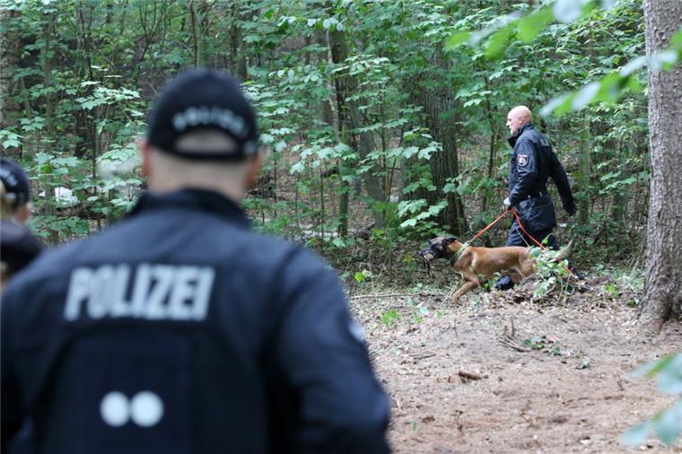 Hubschrauber und Rettungshunde: Vermisster in Hemmoor gefunden Symbolfoto: Die Polizei setzte Rettungshunde ein.