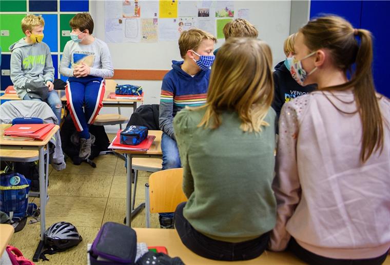 Schulleiter für volle Präsenz, Eltern zunehmend besorgt Symbolfoto: Die Schülerinnen und Schüler dürfen sich im Klassenraum derzeit so nahe kommen wie vor der Pandemie - die älteren müssen allerdings Mundschutz tragen. Ob das reicht, wird heiß diskutiert.