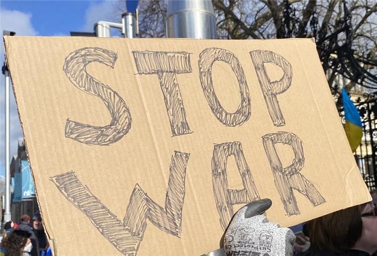 167 Festnahmen bei Anti-Kriegs-Demos in Russland Symbolfoto: Dieses Bild stammt von einer Demo in Irland.