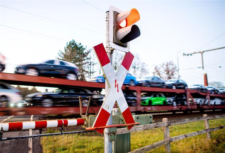 Bahnschranke kaputt gefahren: Mann bei Unfall schwer verletzt Symbolfoto: Ein Andreaskreuz an einer Bahnschranke. In Dorum fuhr ein Autofahrer dagegen und beschädigte die Anlage.