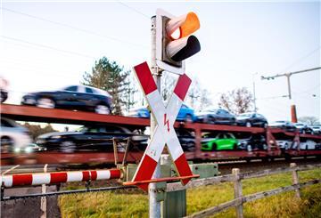 Symbolfoto: Ein Andreaskreuz an einer Bahnschranke. In Dorum fuhr ein Autofahrer dagegen und beschädigte die Anlage.