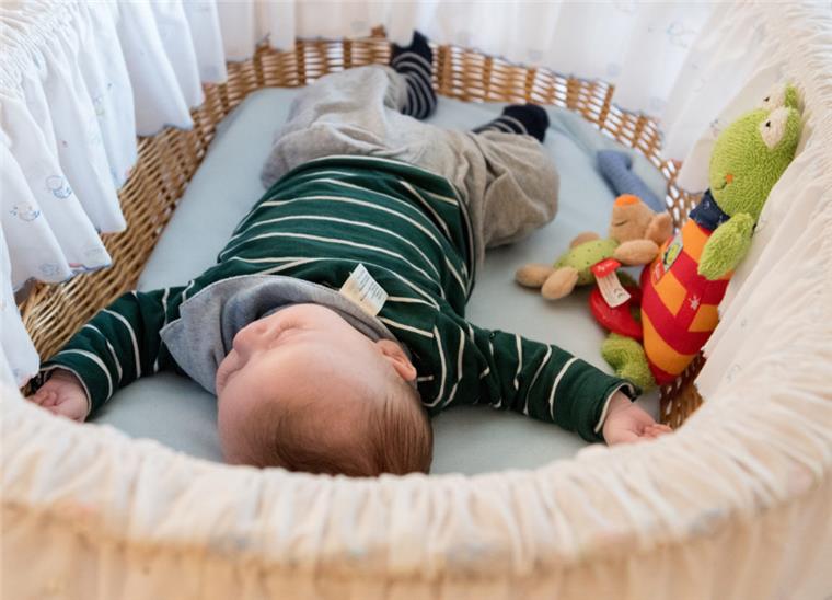 Diese Babynamen werden in Bremerhaven am häufigsten gewählt Symbolfoto: Ein Baby liegt in seinem Bettchen.