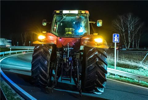 Symbolfoto: Ein Bauer versperrt mit seinem Traktor eine Autobahnauffahrt