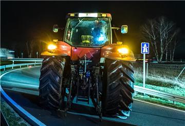 Symbolfoto: Ein Bauer versperrt mit seinem Traktor eine Autobahnauffahrt