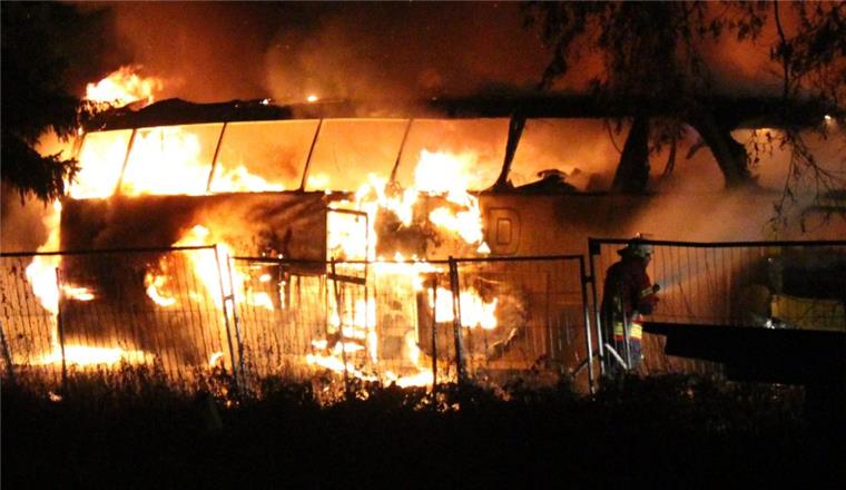 Feuerwehrmann zündelt um Held zu sein - Haftstrafe Symbolfoto: Ein Feuerwehrmann kämpft gegen die Flammen.