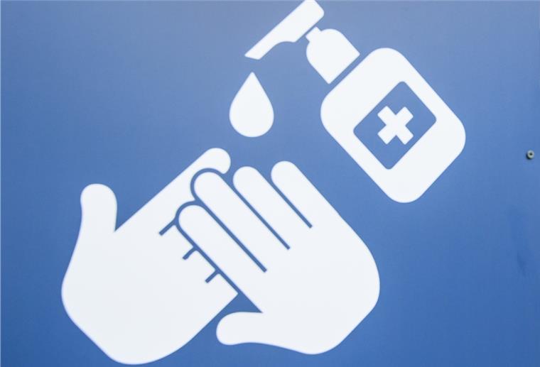 Corona im Cuxland: Große Unterschiede zwischen den Gemeinden Symbolfoto: Ein Schild mahnt zum Hände desinfizieren.
