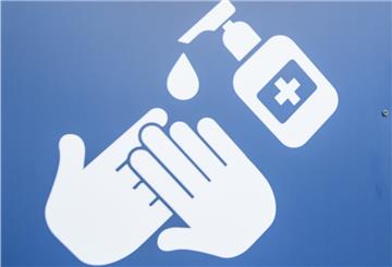 Symbolfoto: Ein Schild mahnt zum Hände desinfizieren.