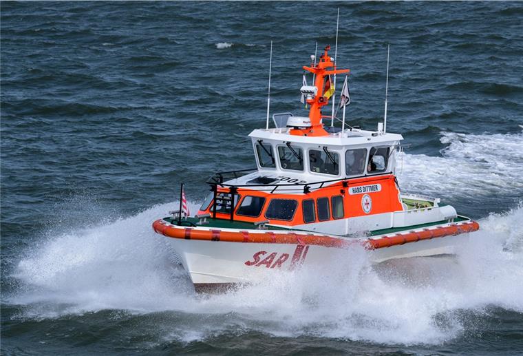 Surfbrett im Wasser: Suche nach Surfer vor Cuxhaven Symbolfoto: Ein Seenotrettungsboot suchte nach einem Surfer.