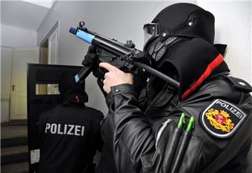 Symbolfoto: Ein Sondereinsatzkommando musste anrücken, weil ein Mann in Schwanewede mit einer Waffe prahlte.