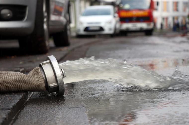 Experte prüft Grundwasser-Problem in Grünhöfe und Wulsdorf Symbolfoto: Ein überschwemmter Keller wird leergepumpt.