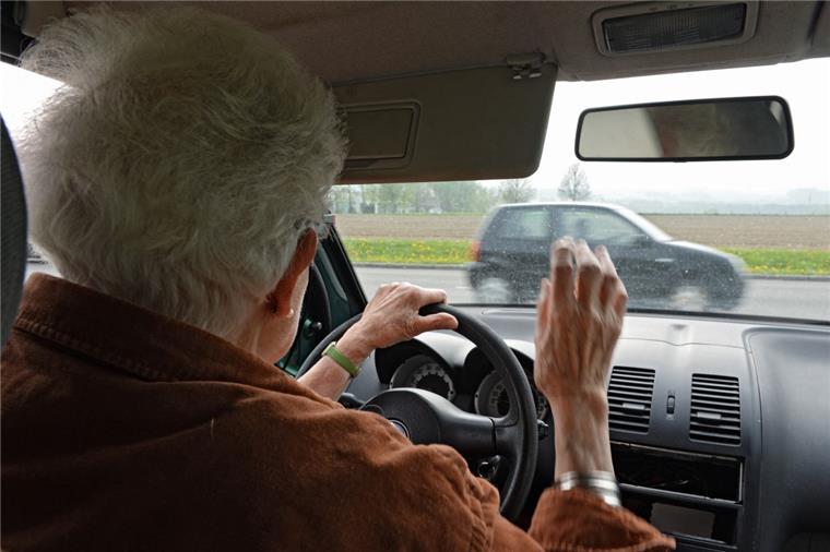 Folgenschwere Verwechslung: 87-Jährige tritt aufs Gas statt auf die Bremse Symbolfoto: Eine 87-jährige Autofahrerin hat in Surheide Gas und Bremse verwechselt und ist gegen ein Auto und gegen einen Zaun gefahren.