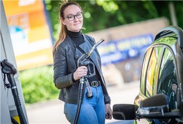 Symbolfoto: Eine Kundin tankt an einer Bremerhavener Tankstelle vor dem Pfingstwochenende 2022. Foto: Hartmann