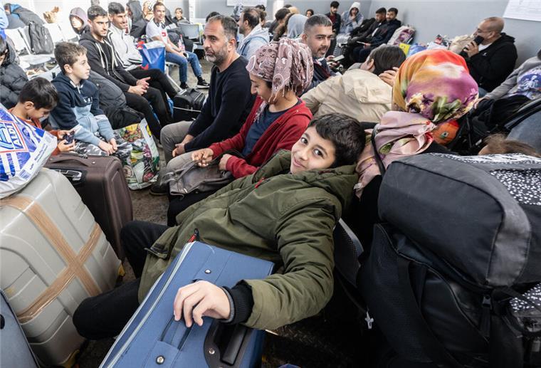 CDU sieht Haushaltsrisiken für Bremerhaven und Bremen Symbolfoto: Flüchtlinge aus unterschiedlichen Ländern warten in einer Erstaufnahmeeinrichtung auf einen Bus.