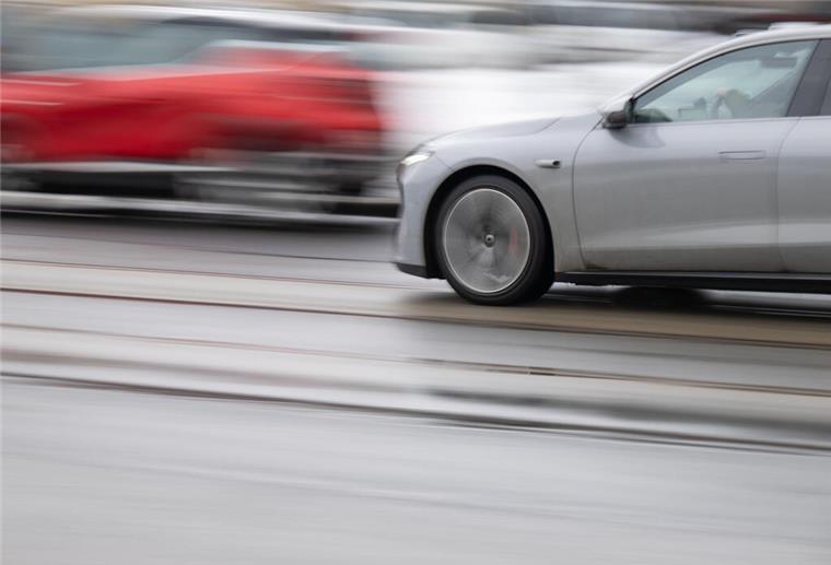 Illegales Autorennen? Mann nach Unfall in Schwanewede in Lebensgefahr Symbolfoto: Möglicherweise löste ein illegales Autorennen den schweren Unfall aus.