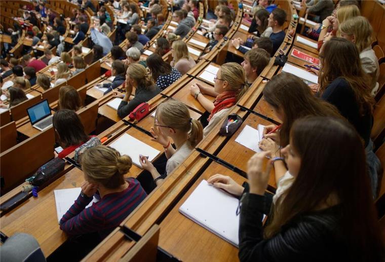 Kurioser Antrag: Studenten wollten Sex-Löcher im Hörsaal Symbolfoto: Studenten und Studentinnen sitzen im Hörsaal