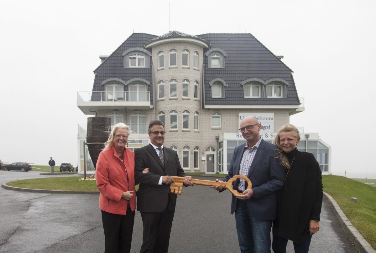 Neue Doppelspitze für Upstalsboom in Wremen Symbolische Schlüsselübergabe: Sabine und Akhim Witter-Jhaveri (links) haben die Leitung des Vier-Sterne-Hotels „Deichgraf“ in Wremen an Sebastian und Janine Schmidt abgegeben.