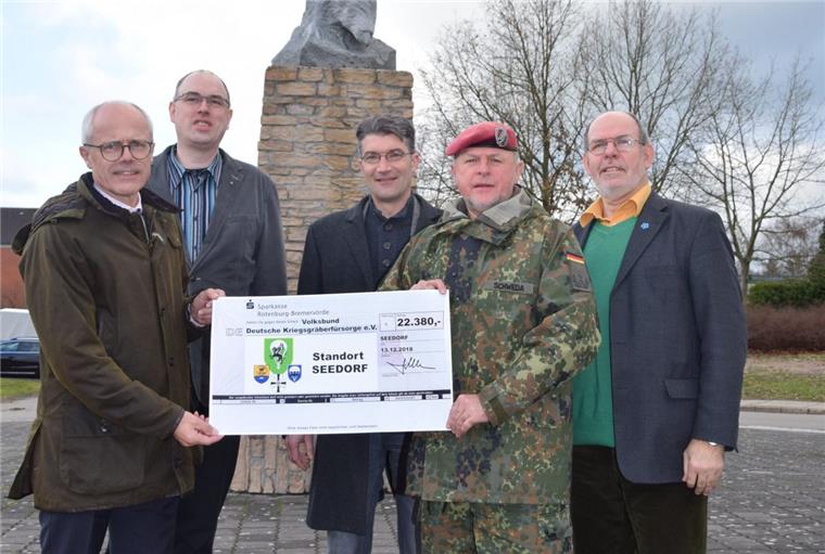 Seedorf: Bundeswehr sammelt Rekordspende für Volksbund Symbolische Übergabe: Oberstleutnant Heinz Schweda (2. von rechts) überreichte die Rekordspende in der Kaserne Seedorf an die Repräsentanten des Volksbundes Deutsche Kriegsgräberfürsorge.