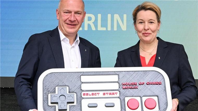 Symbolischer Knopfdruck: Berlins Regierender Bürgermeister Kai Wegner (CDU) und Wirtschaftssenatorin Franziska Giffey (SPD) sind mit der Adresse für das House of Games zufrieden. 
