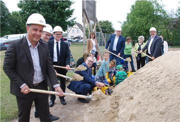 Symbolischer Spatenstich in Debstedt.