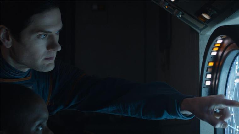 Syril Karn (Kyle Soller) ist besessen von Ordnung und dem Streben nach Anerkennung. Das hat in der zweiten und finalen Staffel von „Andor“ dramatische Konsequenzen.