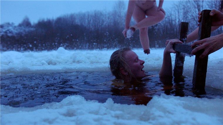 Dokumentarfilm erzählt von Frauen in der Rauchsauna Szene aus dem Dokumentarfilm „Smoke Sauna Sisterhood“ von Regisseurin A.Hints