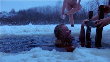 Szene aus dem Dokumentarfilm „Smoke Sauna Sisterhood“ von Regisseurin A.Hints