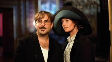 Szene aus den Film „Die Bonnards - malen und lieben“, mit Vincent Macaigne (l) als Pierre Bonnard und Cécile De France als  Marthe de Méligny. 