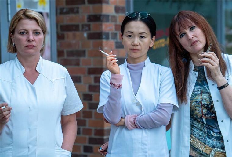 Szene aus der Serie „Marzahn Mon Amour“: Kathi Grabowski (Jördis Triebel), ihre Chefin Jenny Chan (Yvonne Yung Hee Bormann) und Kollegin Lulu Moll (Deborah Kaufmann). (Undatiertes Handout).