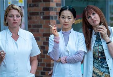 Szene aus der Serie „Marzahn Mon Amour“: Kathi Grabowski (Jördis Triebel), ihre Chefin Jenny Chan (Yvonne Yung Hee Bormann) und Kollegin Lulu Moll (Deborah Kaufmann). (Undatiertes Handout).