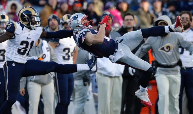Kuriose Zahlen: So groß ist das Mega-Event Super Bowl Szene aus einem Spiel der New England Patriots (blau) gegen die Los Angeles Rams (weiß) im Jahr 2016.