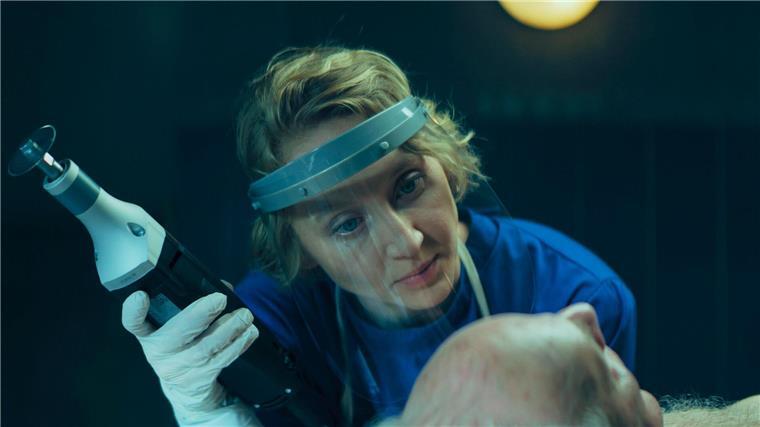 Szene der Miniserie „Die Totenfrau“: Für die Bestatterin Brunhilde Blum (Anna Maria Mühe) ist der Tod etwas Alltägliches.