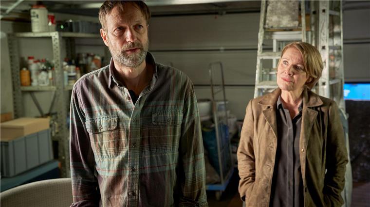 Szene des Krimis „Marie Brand und der überwundene Tod“ mit Schauspieler Martin Skoda als Malermeister Stefan Fassbender und Mariele Millowitsch als Marie Brand. 