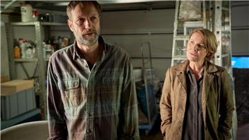 Szene des Krimis „Marie Brand und der überwundene Tod“ mit Schauspieler Martin Skoda als Malermeister Stefan Fassbender und Mariele Millowitsch als Marie Brand. 