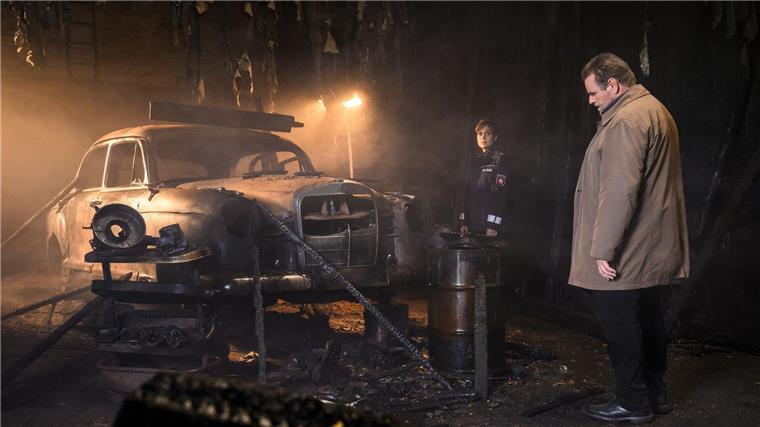 ZDF-„Friesland“-Krimi liegt vor Samstagabend-Shows Szene des TV-Krimis „Friesland - Feuerteufel“: Polizistin Süher Özlügül (Sophie Dal) und Kriminalhauptkommissar Jan Brockhorst (Felix Vörtler) versuchen, den Tathergang zu rekapitulieren.