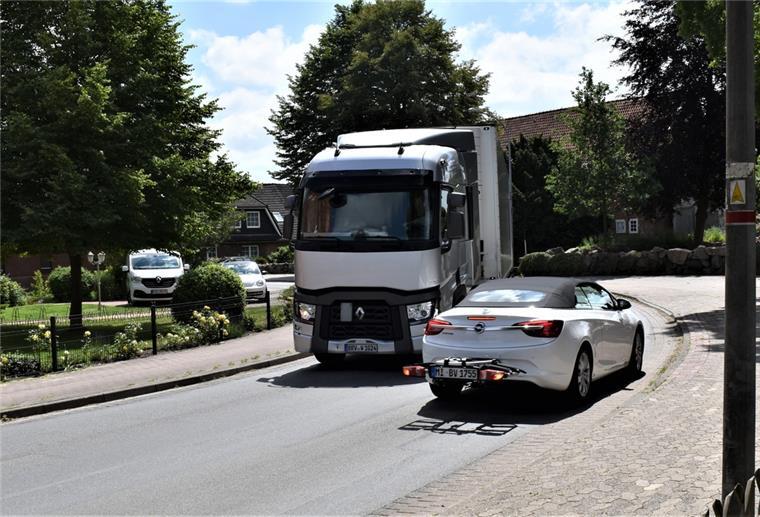 Neuenwalder haben Angst vor Beinahe-Unfällen Szenen wie diese gibt es oft auf der Bederkesaer Straße in Neuenwalde: Zwei Fahrzeuge kommen sich im Begegnungsverkehr beim Kloster ganz nahe. Der Ortsrat will mit Tempo 30 die Situation entschärfen.