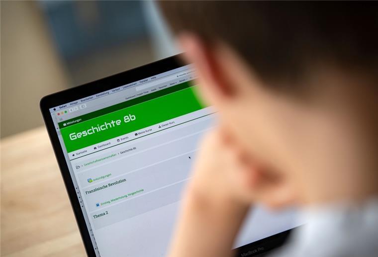 Ein Kind guckt auf ein Tablet, darauf der Lernstoff für den Geschichtsunterricht.