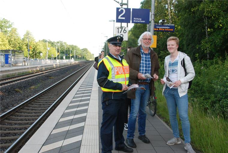 Tabuzone auf dem Bahnsteig: Fahrgäste müssen an der durchgezogenen weißen Linie warten, bis ihr Zug hält - zur eigenen Sicherheit. Hier klappt das vorbildlich. Polizeihauptkommissar Detlef Moors und Jugendpfleger Leo Mahler sind da, um Jugendliche wie René Wellbrock vor der Lebensgefahr auf dem Gleis zu warnen.