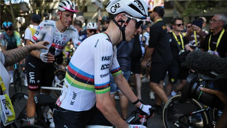 Entwarnung bei Pogacar: Keine ernsthaften Verletzungen Tadej Pogacar ist auf der elften Etappe der Tour de France gestürzt.