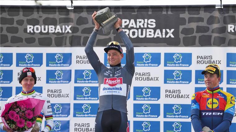 Trotz Sturz bei Paris-Roubaix: Pogacar will wiederkommen Tadej Pogacar (l.) will in Zukunft einen neuen Versuch beim Klassiker Paris-Roubaix starten.