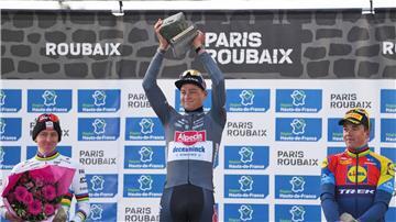 Tadej Pogacar (l.) will in Zukunft einen neuen Versuch beim Klassiker Paris-Roubaix starten.