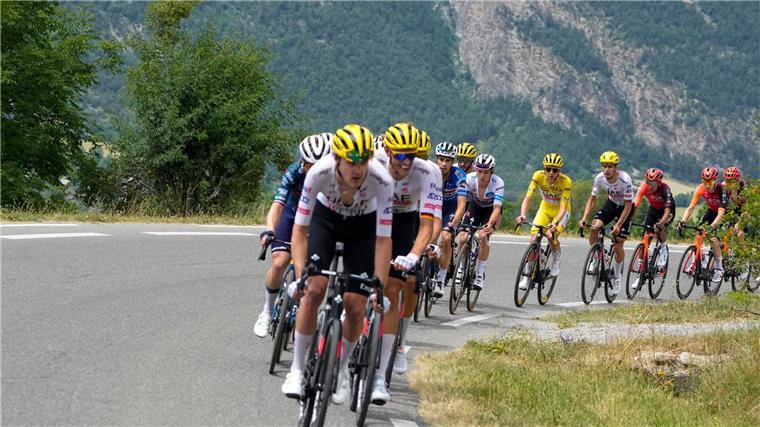 „Der Stärkste“: Dominator Pogacar steht vor Tour-Sieg Tadej Pogacar (M) auf der 19. Etappe der 111. Tour de France.