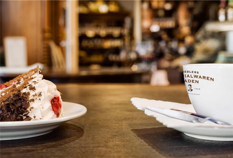 Frischer Fisch sowie Kaffee- und Tortenspezialitäten Ein Stück Torte und eine Tasse Kaffee im Café Fiedler