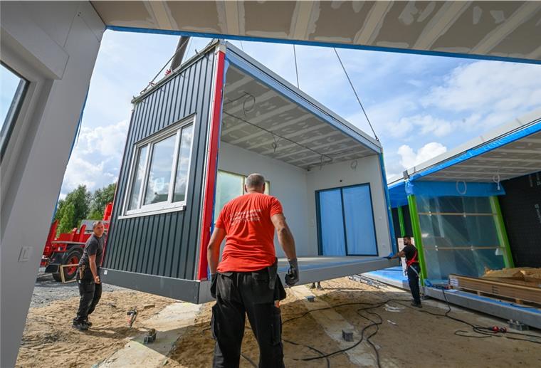 Täglich schweben bis zu fünf solcher „Container“ an der Werftstraße ein: nicht für den Schiffsbau, sondern den Schulbau. Hier wächst gerade der vierte Anbau der Neuen Oberschule Lehe aus speziellen Mobillbau-Modulen. Foto Scheschonka
