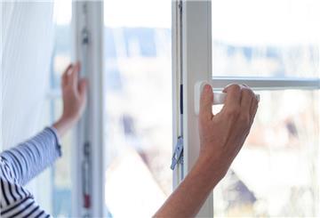 Jemand macht ein Fenster auf. 