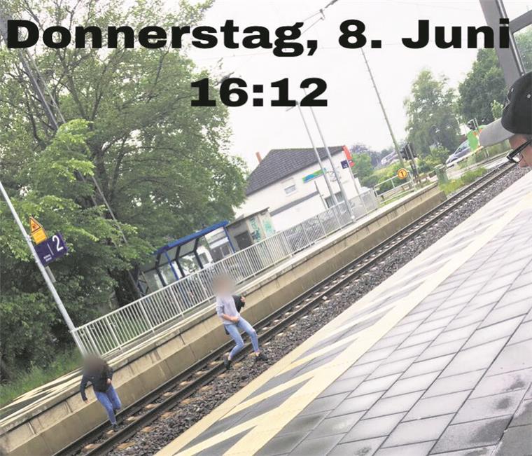 Tägliches Bild in Lunestedt: Jugendliche überqueren den Bahnübergang trotz geschlossener Schranke.
